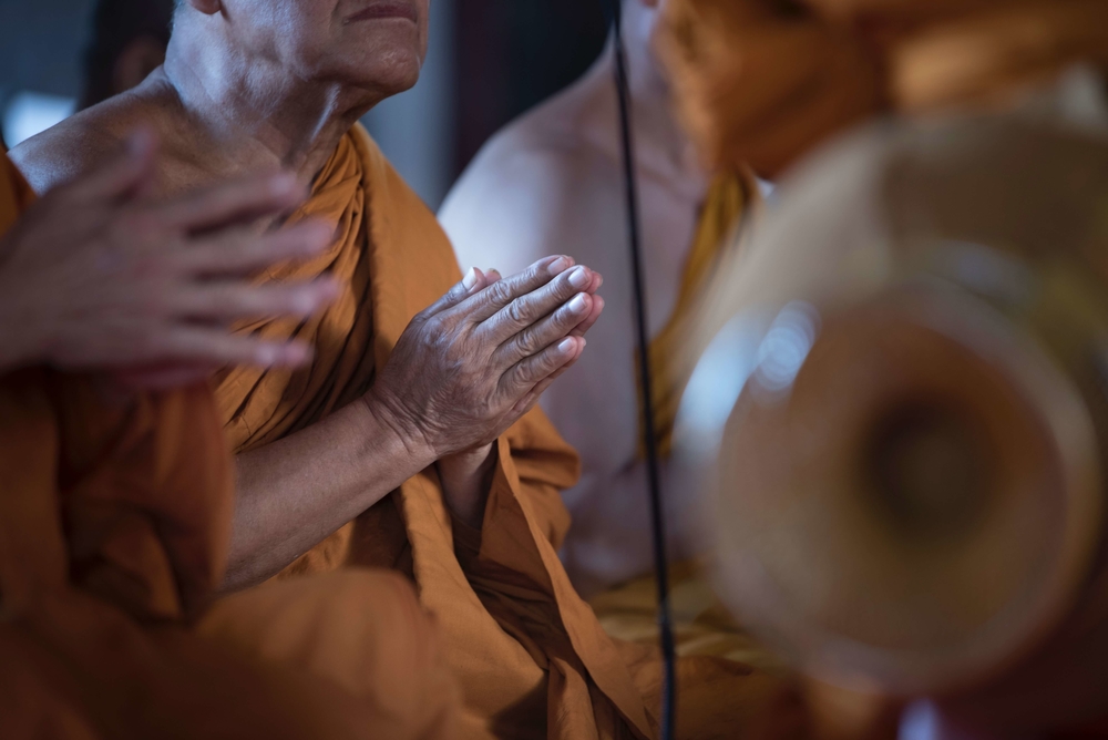 Тайские монахи молятся